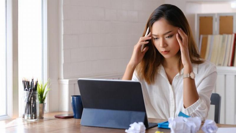 Một học sinh đang thực hiện bài tập hít thở sâu hoặc thiền định ngắn trong không gian yên tĩnh, thể hiện kỹ năng quản lý căng thẳng trước kỳ thi, không khí thư giãn, tập trung.